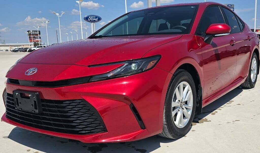 2025 Toyota Camry LE — photo 1 of 1