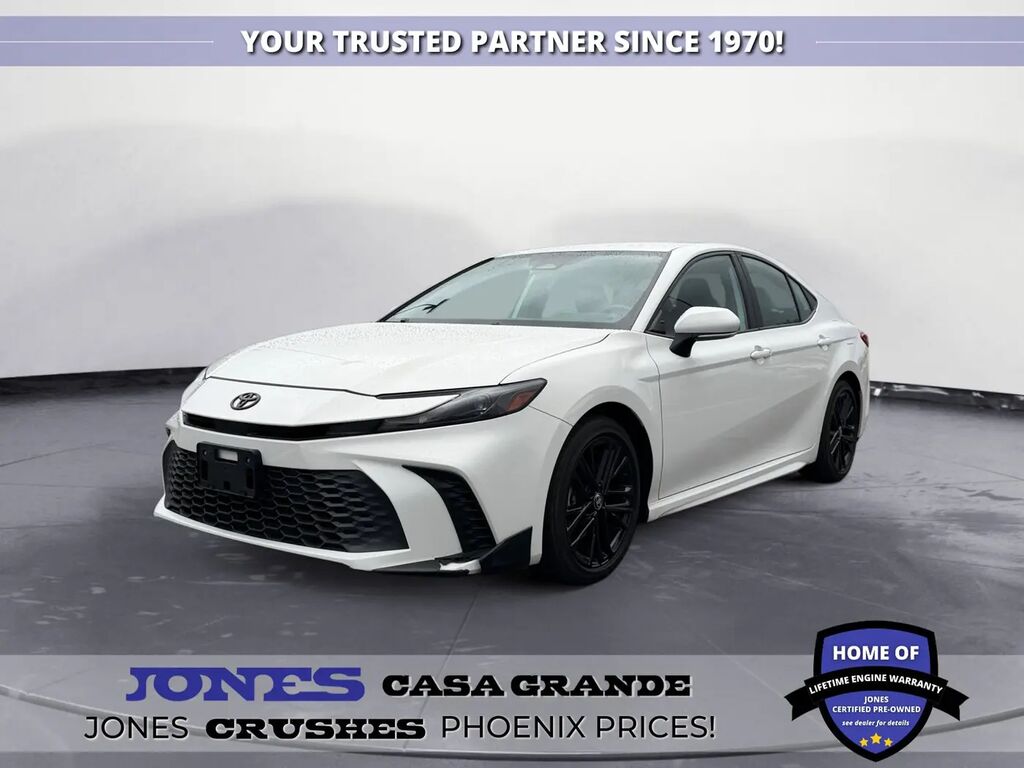 2025 Toyota Camry SE — photo 1 of 13