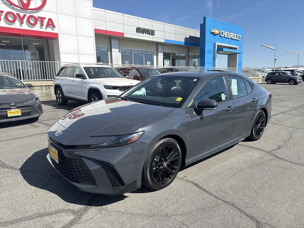2025 Toyota Camry SE — photo 1 of 13