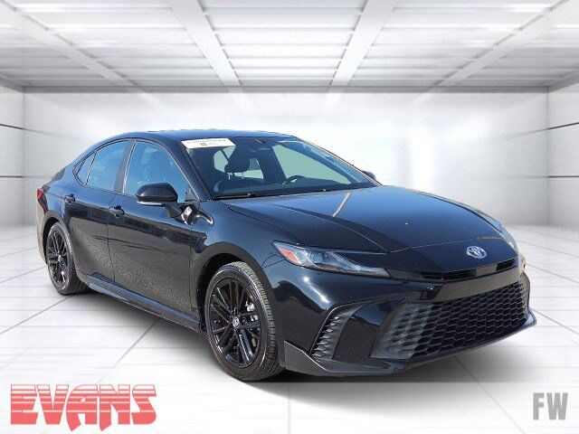2025 Toyota Camry SE — photo 1 of 13