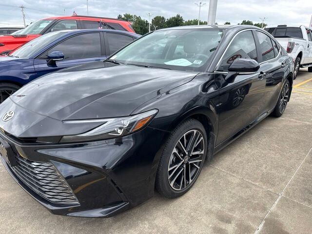 2025 Toyota Camry XLE — photo 1 of 13