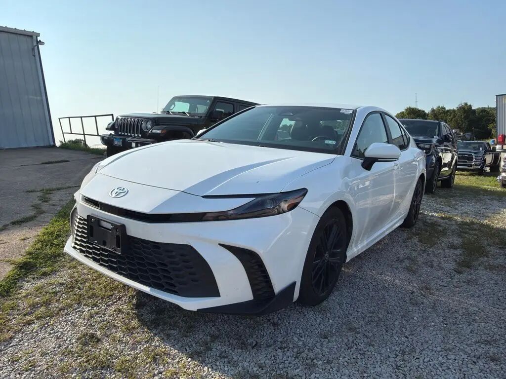 2025 Toyota Camry SE — photo 1 of 25