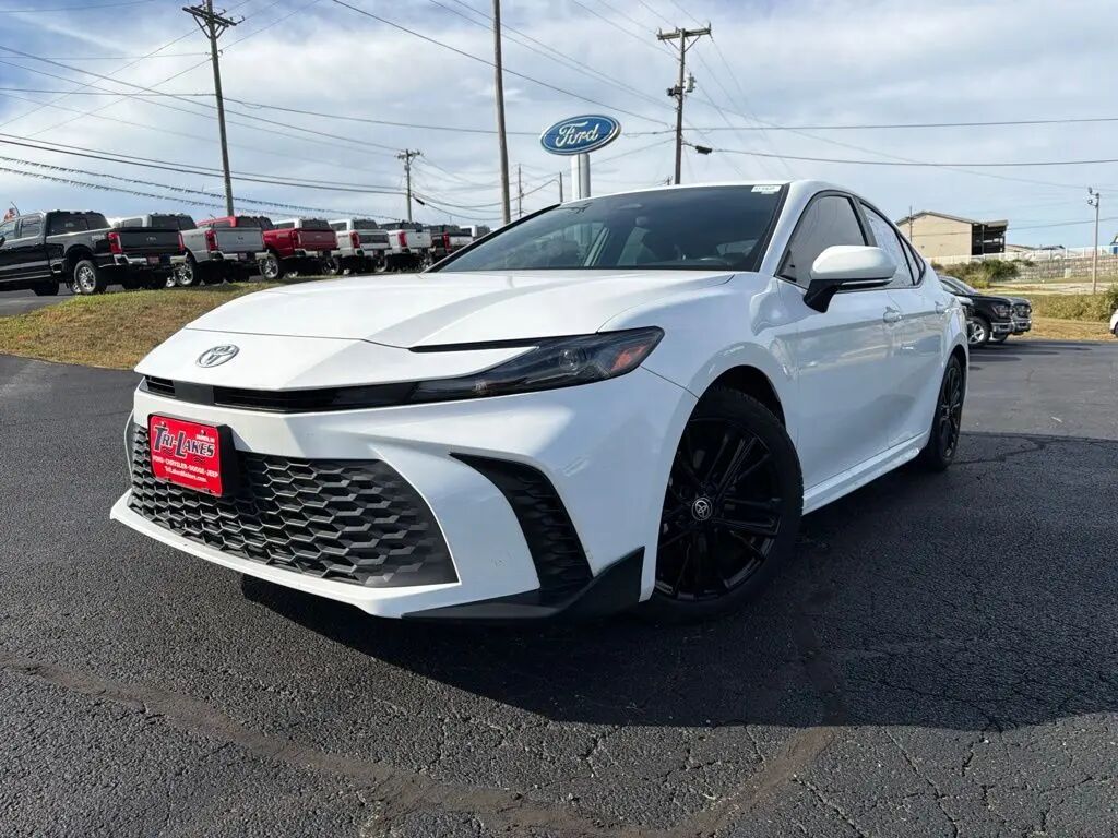 2025 Toyota Camry SE — photo 1 of 13