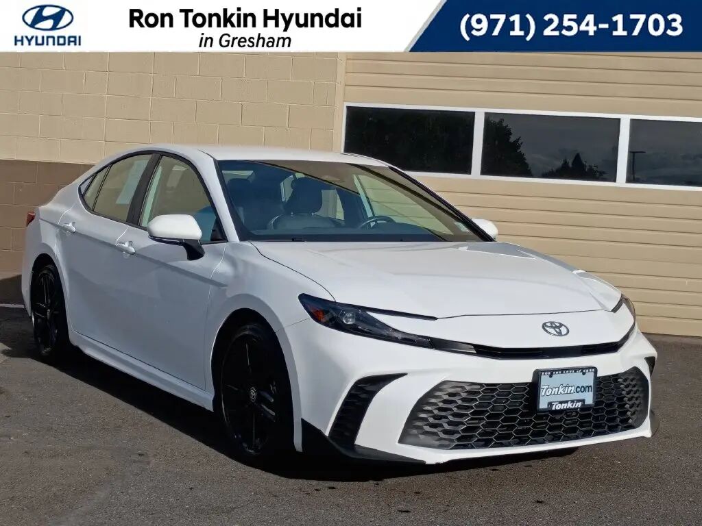 2025 Toyota Camry SE — photo 1 of 13