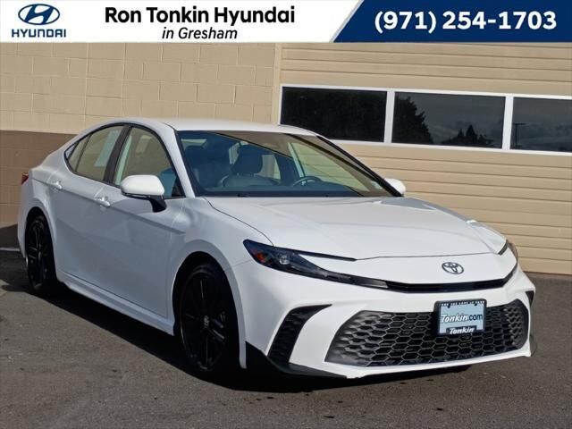 2025 Toyota Camry SE — photo 1 of 13