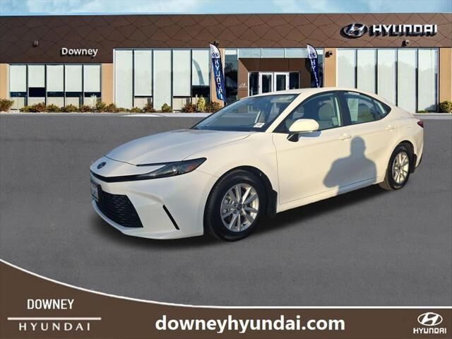 2025 Toyota Camry LE — photo 1 of 13