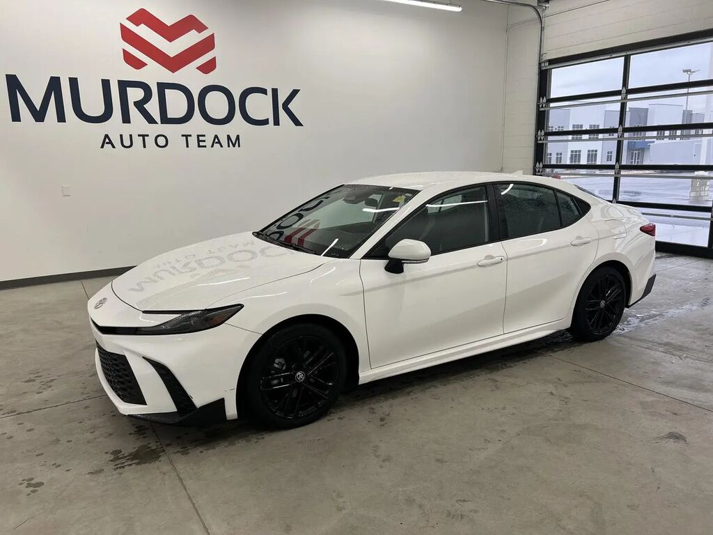 2025 Toyota Camry SE — photo 1 of 13