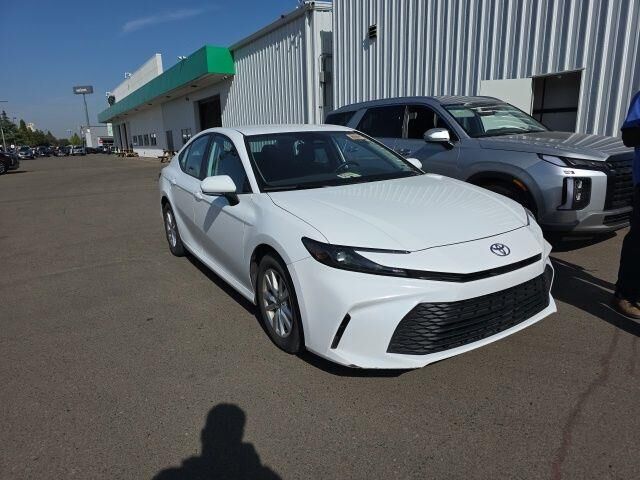 2025 Toyota Camry SE — photo 1 of 18