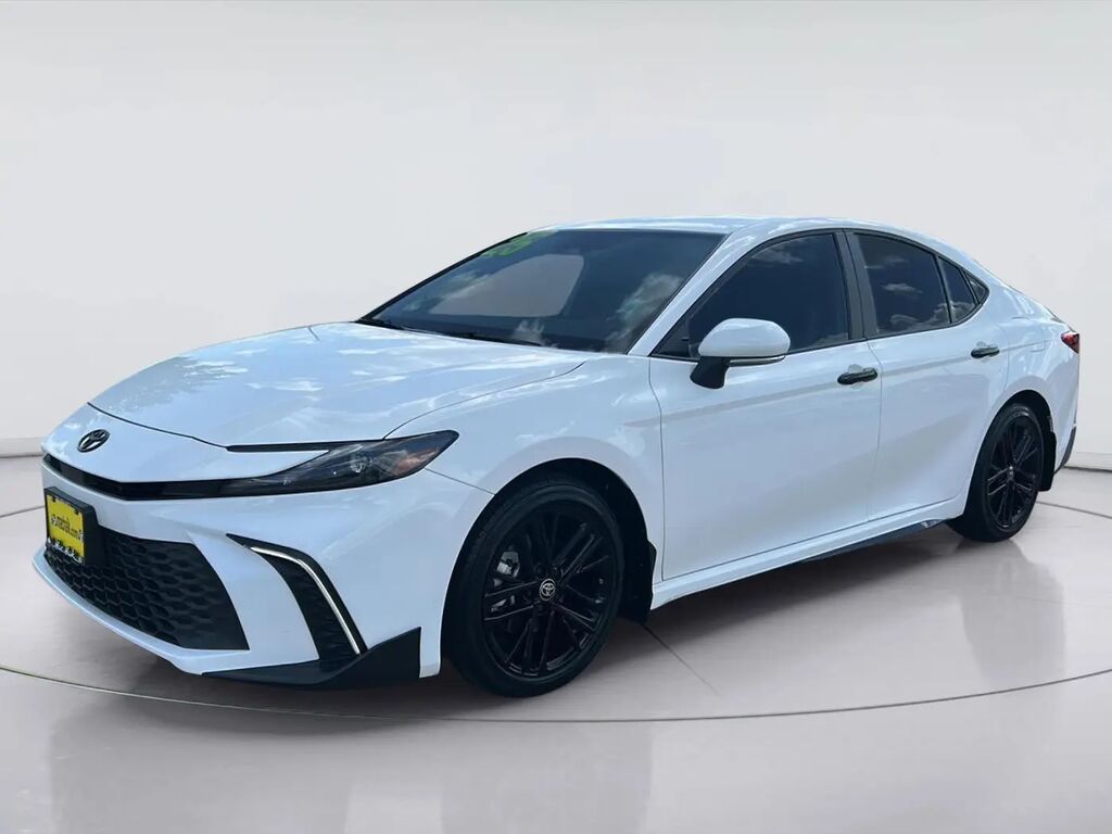 2025 Toyota Camry SE — photo 1 of 14