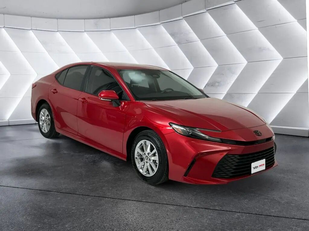 2025 Toyota Camry LE — photo 1 of 14