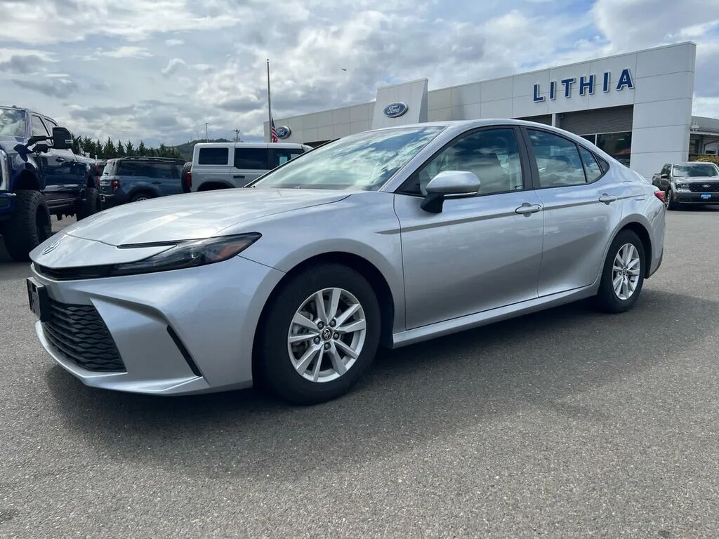 2025 Toyota Camry SE — photo 1 of 34