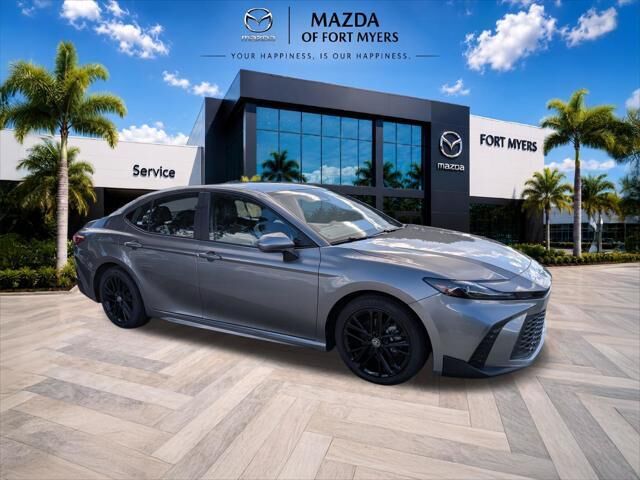 2025 Toyota Camry SE — photo 1 of 13