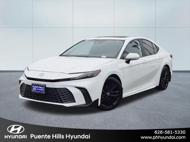 2025 Toyota Camry SE — photo 1 of 13
