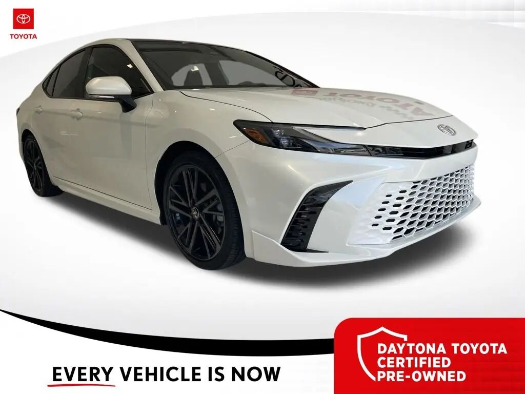 2025 Toyota Camry SE — photo 1 of 13