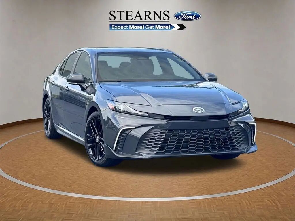 2025 Toyota Camry SE — photo 1 of 13