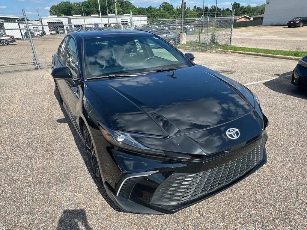 2025 Toyota Camry SE — photo 1 of 13