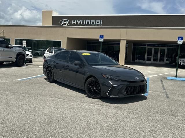 2025 Toyota Camry SE — photo 1 of 13