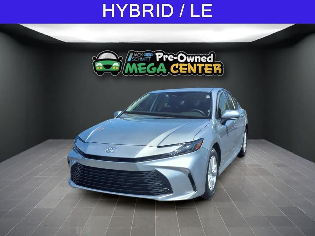 2025 Toyota Camry LE — photo 1 of 3