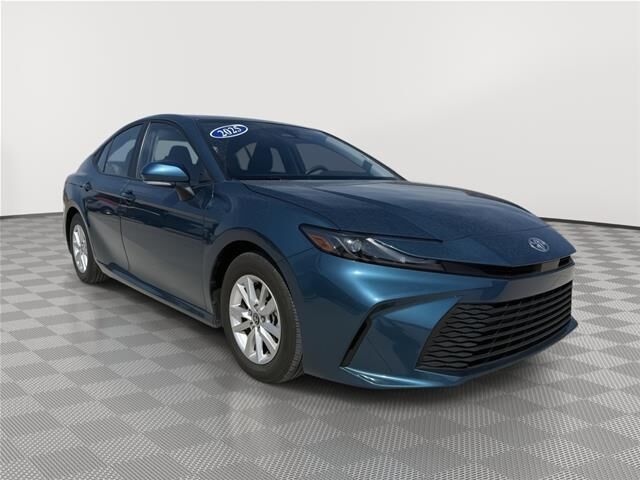 2025 Toyota Camry LE — photo 1 of 14