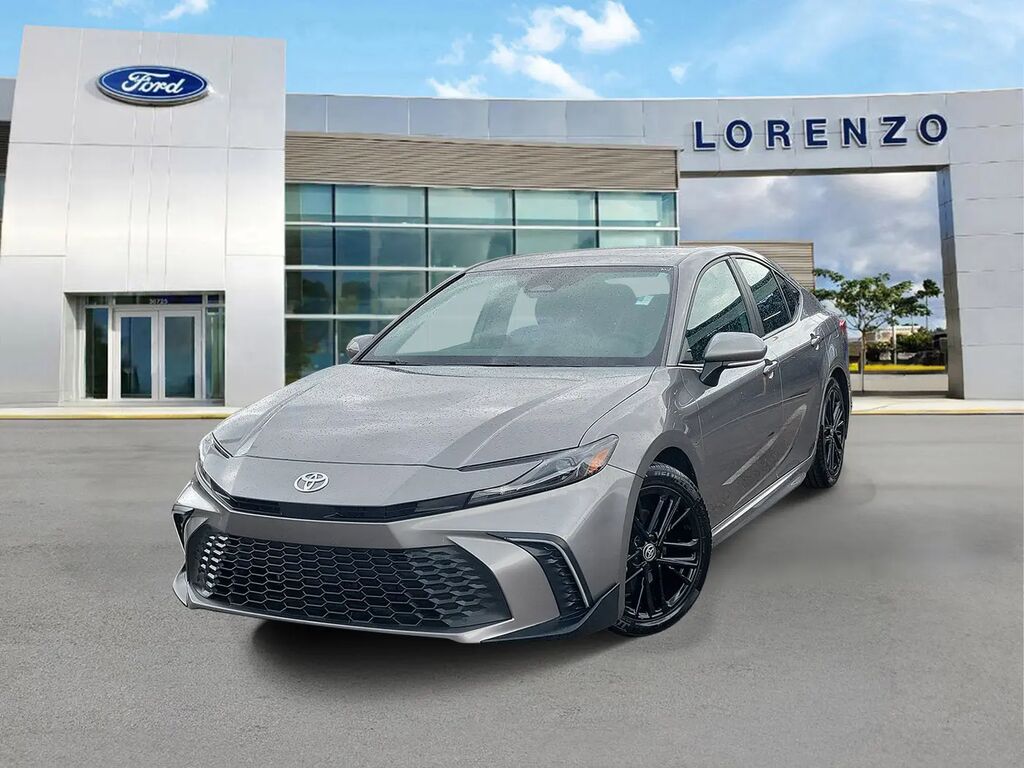 2025 Toyota Camry SE — photo 1 of 13