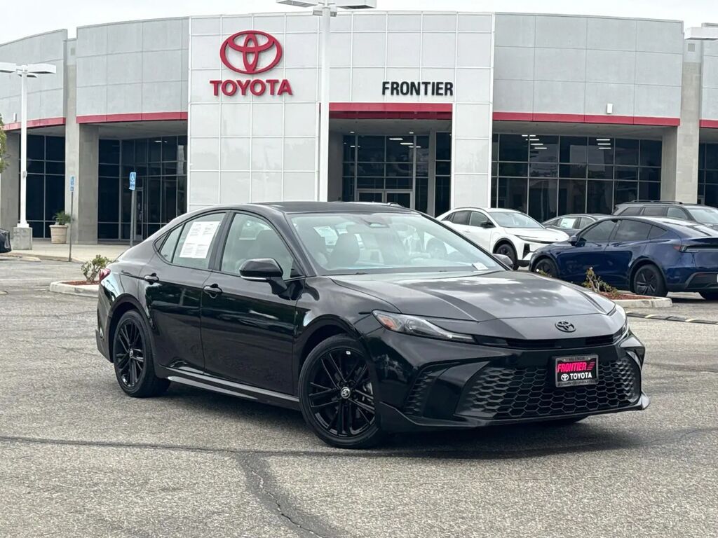 2025 Toyota Camry SE — photo 1 of 26