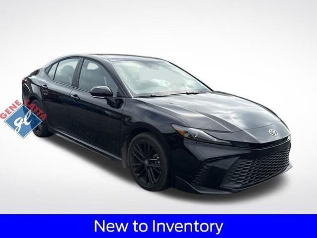 2025 Toyota Camry SE — photo 1 of 4