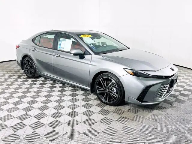 2026 Toyota Camry SE — photo 1 of 13