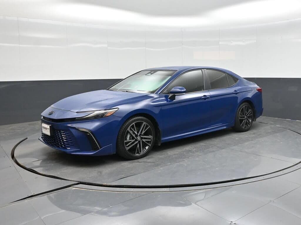2025 Toyota Camry SE — photo 1 of 1