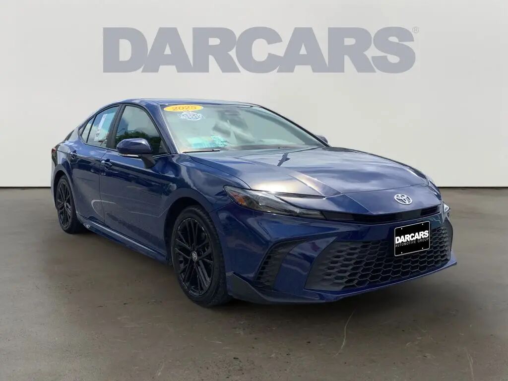 2025 Toyota Camry SE — photo 1 of 13