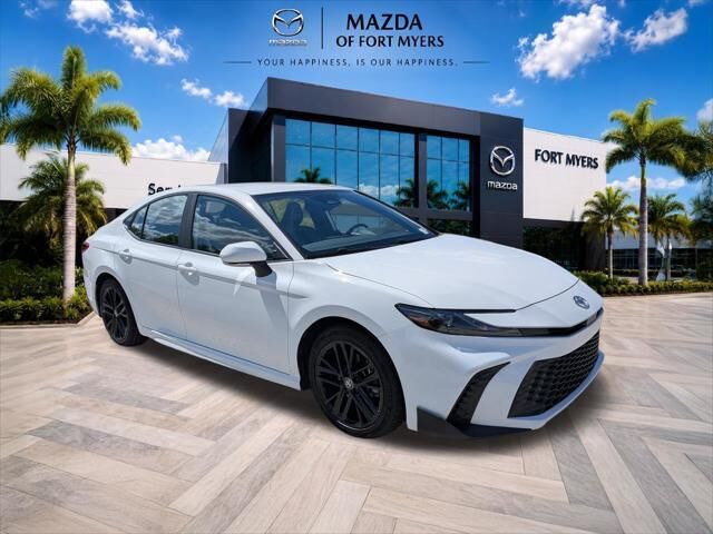 2025 Toyota Camry SE — photo 1 of 13