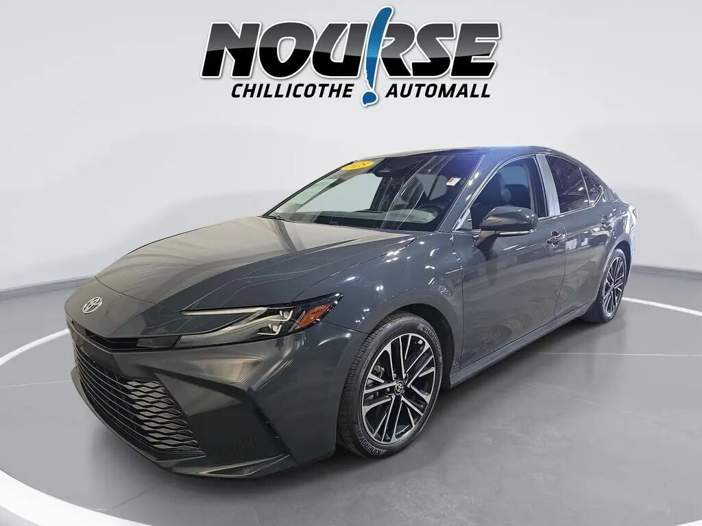 2025 Toyota Camry SE — photo 1 of 13