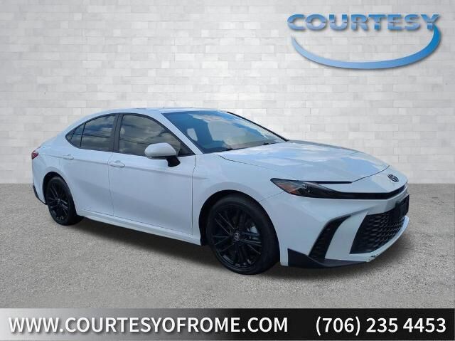 2025 Toyota Camry SE — photo 1 of 13