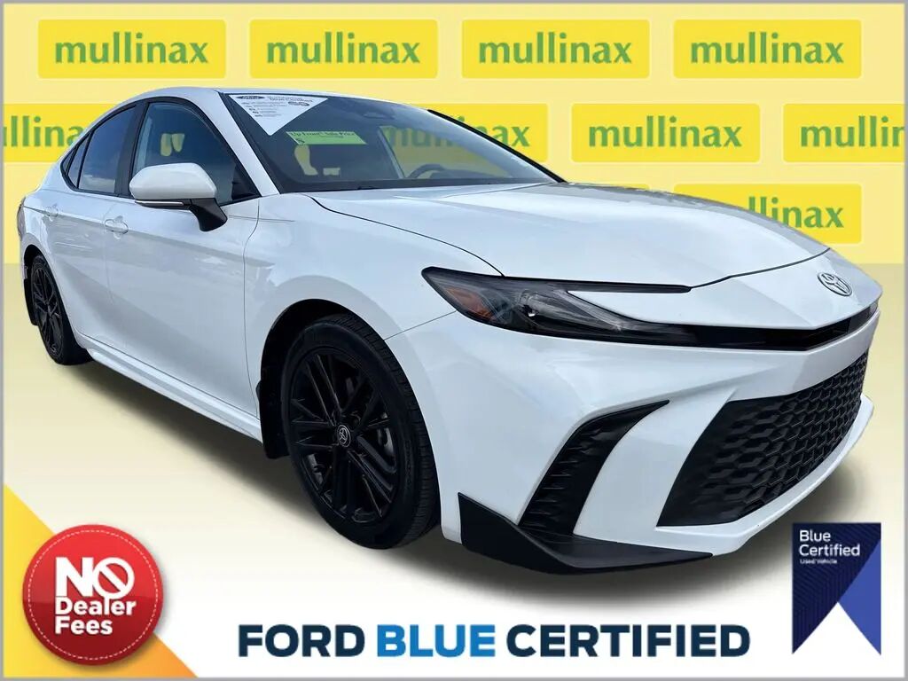 2025 Toyota Camry SE — photo 1 of 12