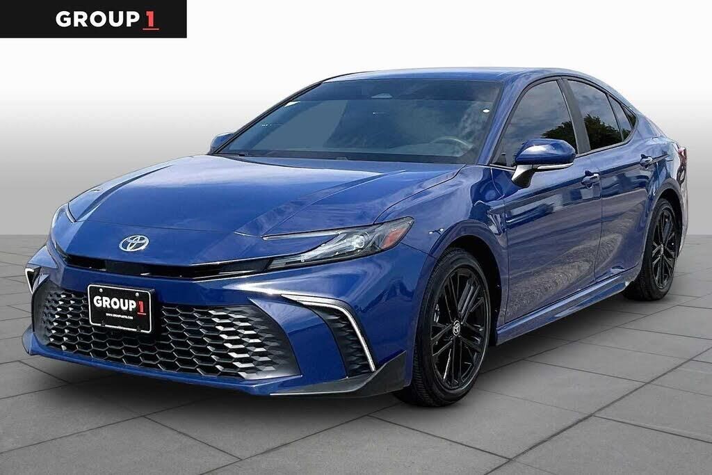 2025 Toyota Camry SE — photo 1 of 13