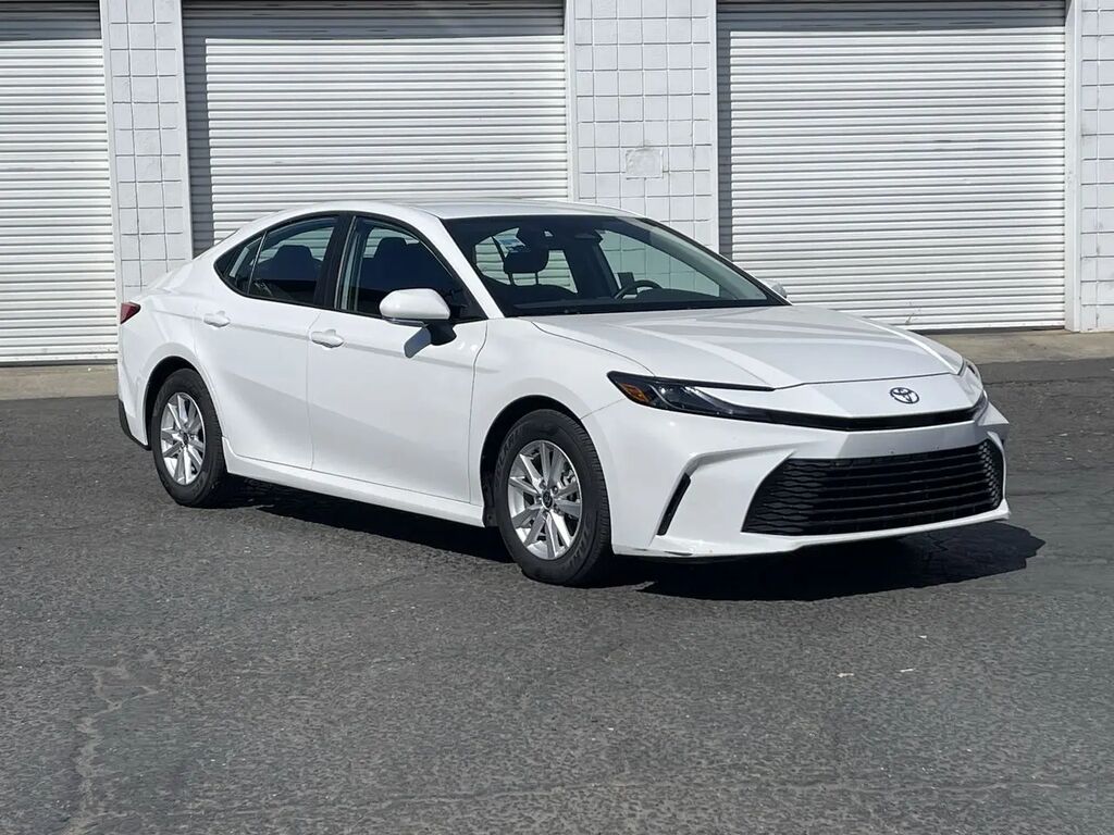 2025 Toyota Camry SE — photo 1 of 13
