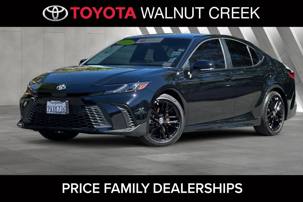2025 Toyota Camry SE — photo 1 of 9