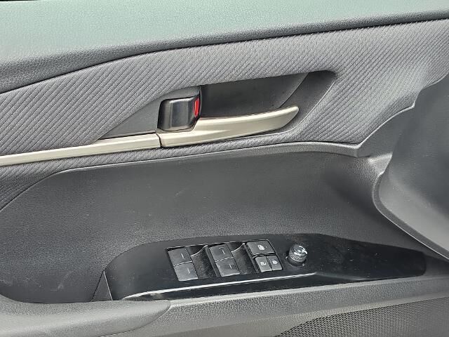 2025 Toyota Camry SE — photo 1 of 3