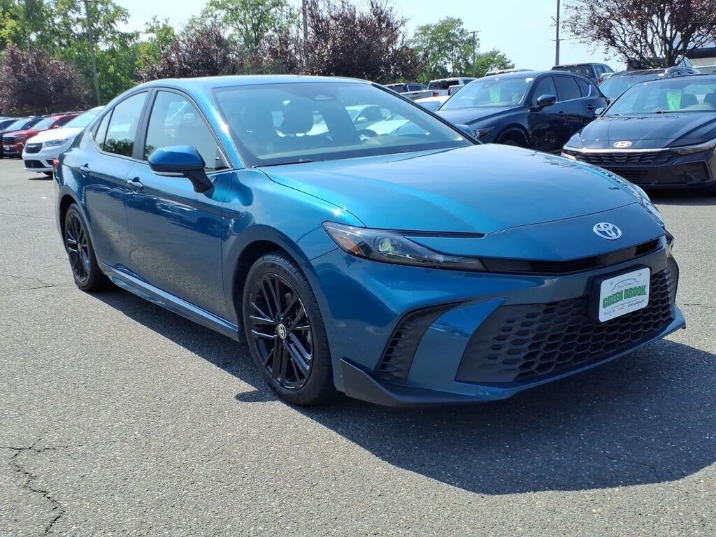2025 Toyota Camry SE — photo 1 of 13
