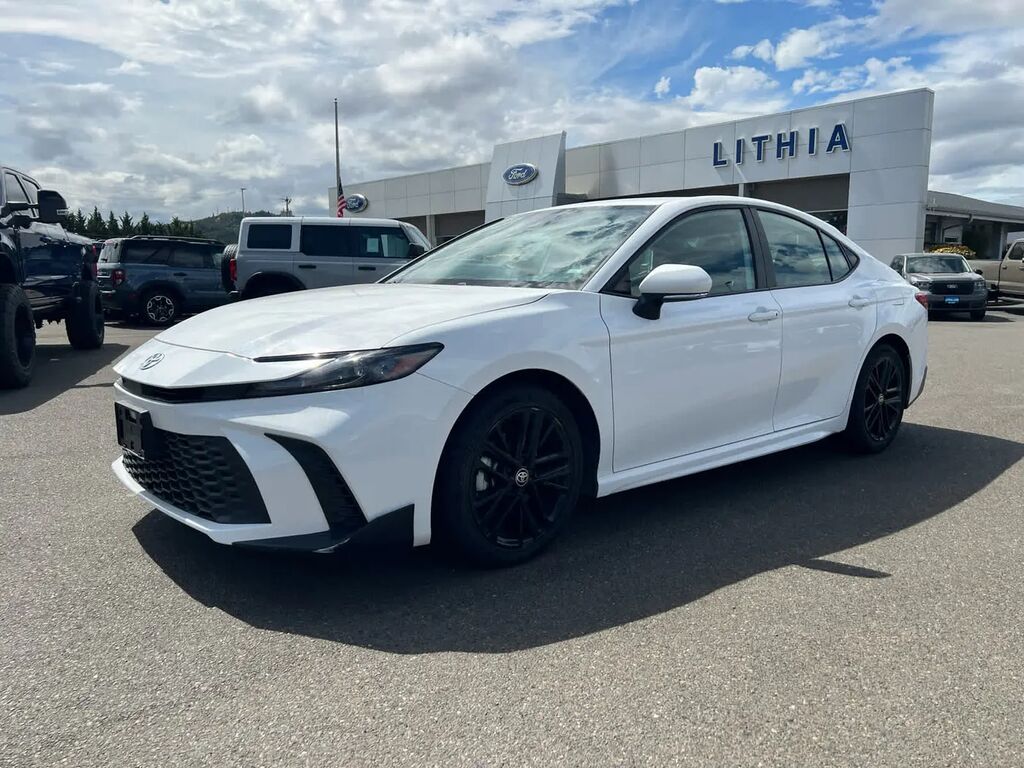 2025 Toyota Camry SE — photo 1 of 34