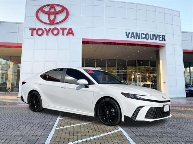 2025 Toyota Camry SE — photo 1 of 13