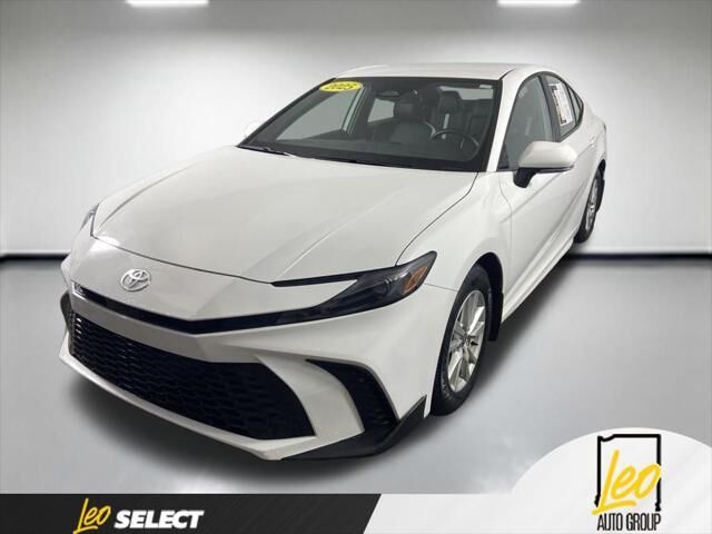 2025 Toyota Camry SE — photo 1 of 12