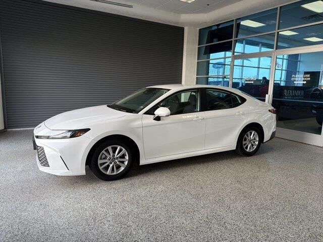 2025 Toyota Camry SE — photo 1 of 26