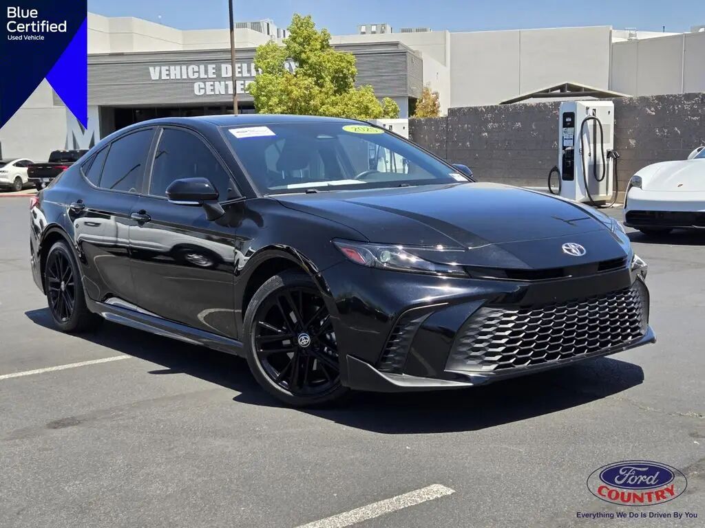 2025 Toyota Camry SE — photo 1 of 13