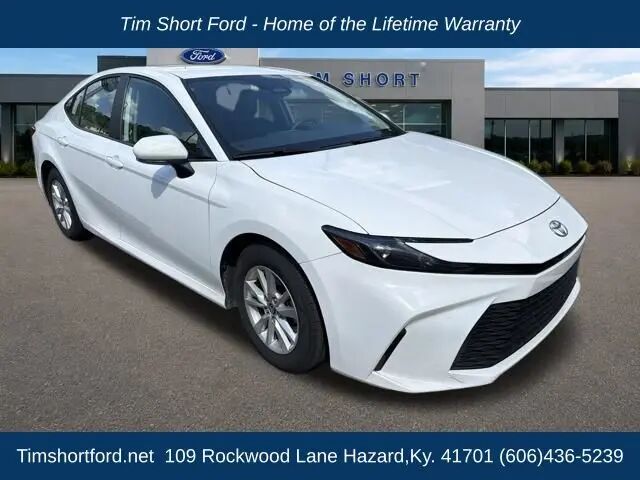 2025 Toyota Camry SE — photo 1 of 17