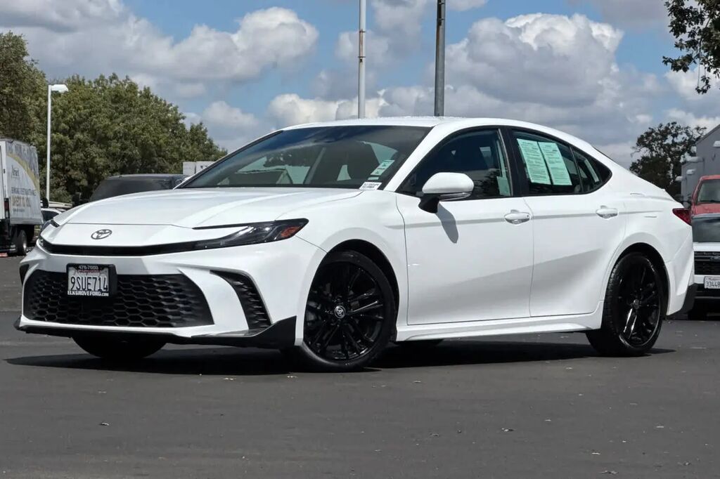 2025 Toyota Camry SE — photo 1 of 13