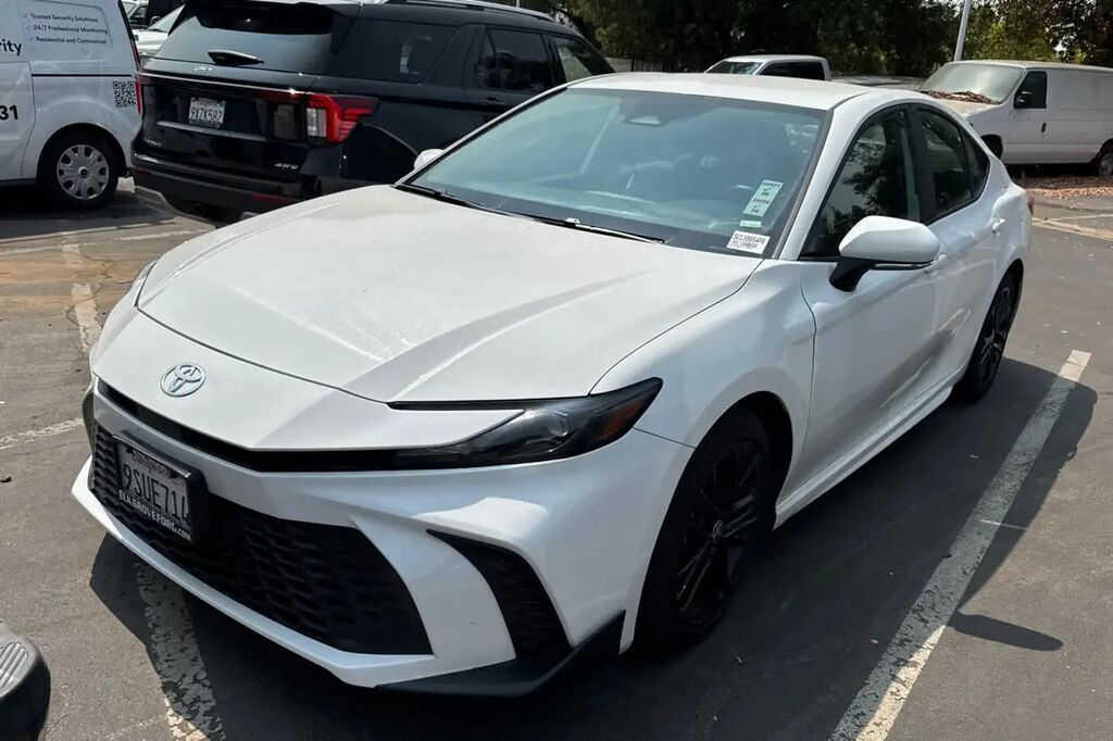 2025 Toyota Camry SE — photo 1 of 2