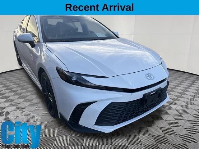 2025 Toyota Camry SE — photo 1 of 6