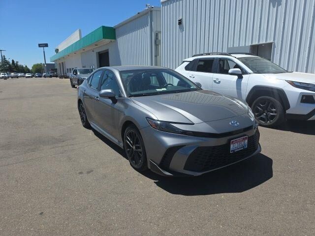 2025 Toyota Camry SE — photo 1 of 31