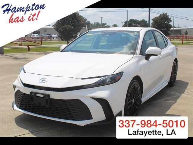 2025 Toyota Camry SE — photo 1 of 13