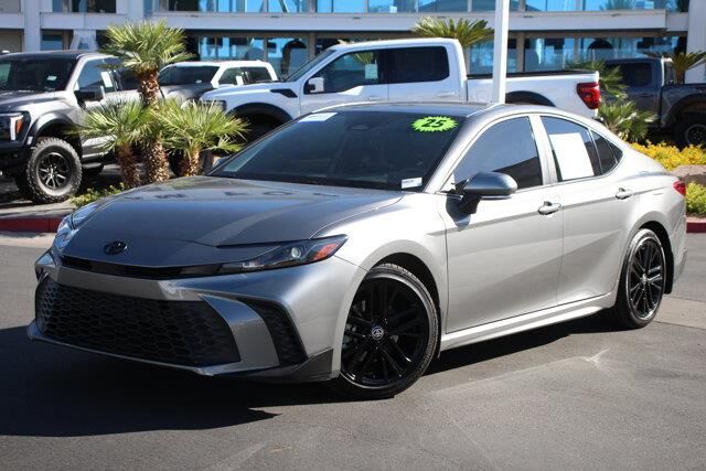 2025 Toyota Camry SE — photo 1 of 13